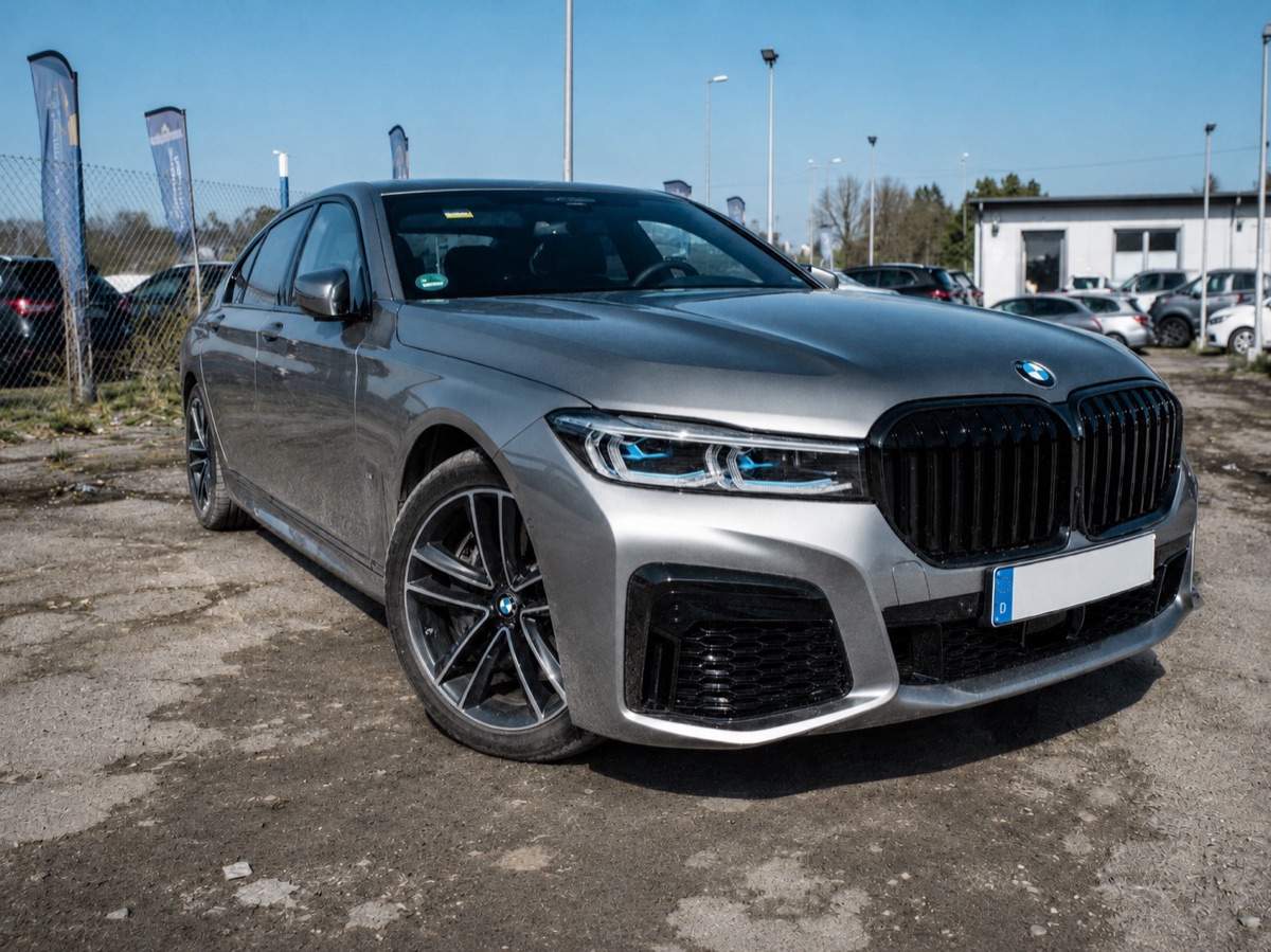 BMW photographiée sur un parking encombré